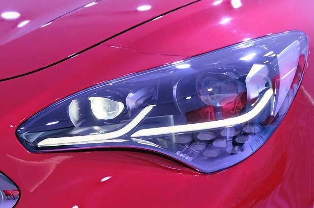 双炮筒尾排配掀背车身，全系8AT+后驱，这纯进口C级车卖28万！