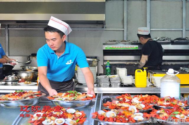 世界杯开幕式沈阳球迷同步狂欢,盛京小外滩热