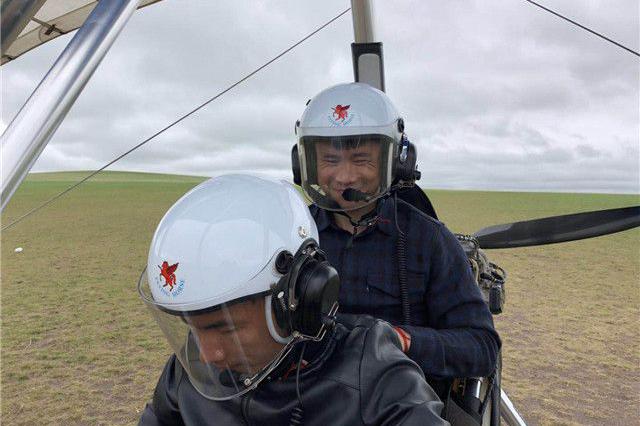 邱建良最新动态:草原上骑马坐滑翔机放松心情