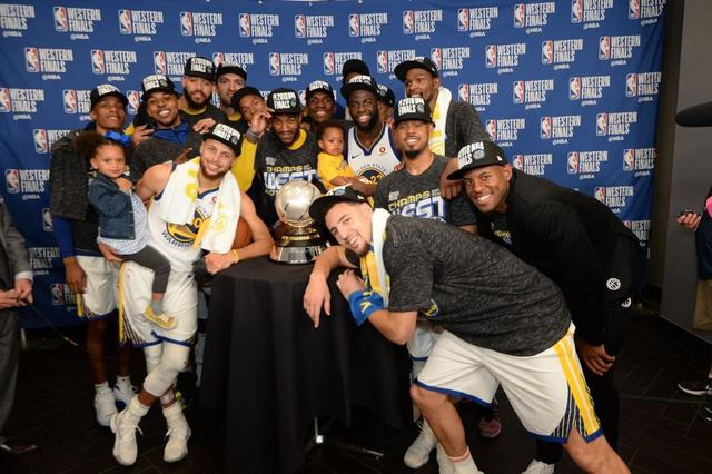 nba两队的球员合影纪念,那些冠军球员你还