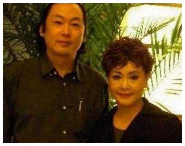 74岁李谷老公终于曝光,与二婚丈夫合影似母子