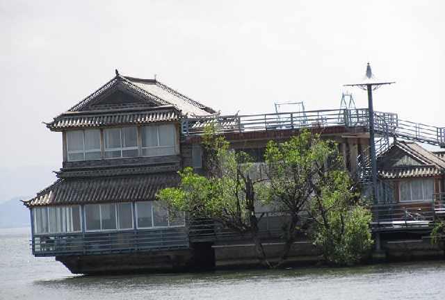 听谢霆锋的《香水》总是让你想起你拼命想忘记