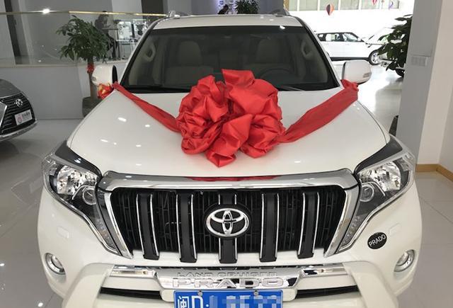 丰田霸道提车记，车主：爬坡能力吸引了，价格也不算贵