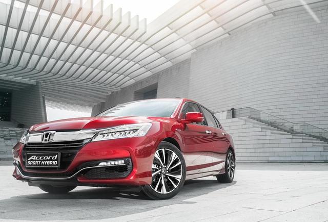 本田中级车王牌座驾，不仅实力胜过帕萨特，而且燃油更胜一筹！