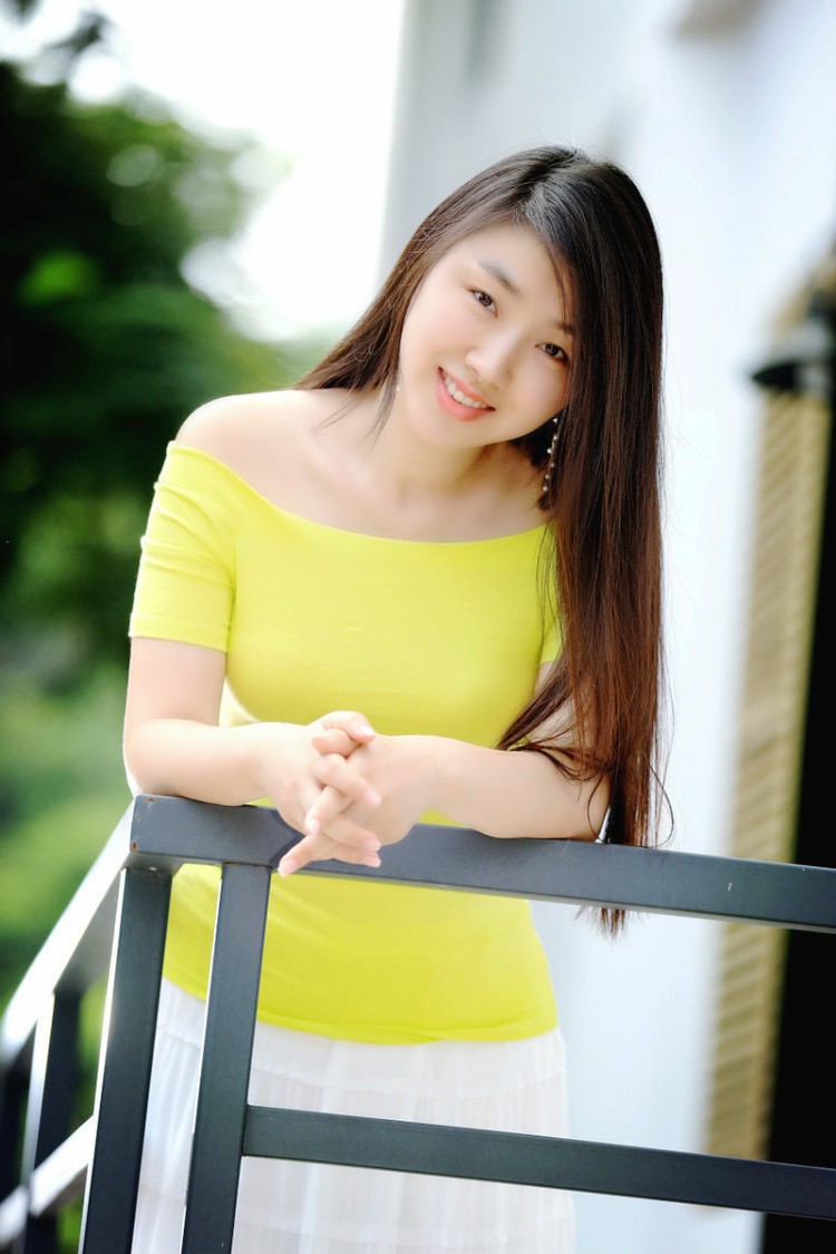 镜头下一柔情美丽的开心美女姑娘