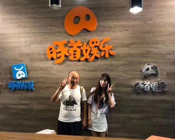 猪头哥哥首次斗鱼直播 查房B总房间透露六姐将