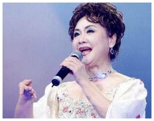 74岁李谷老公终于曝光,与二婚丈夫合影似母子