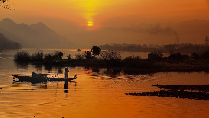夕阳池上风烟好,渔舟唱晚丹霞妙