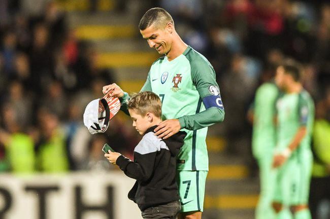 C罗的这一举动把小球迷感动哭了,球迷评论:活