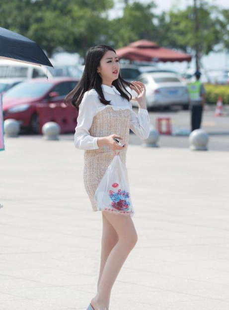 街拍,第一位美女韵味十足,身材高挑皮肤白皙,第二位