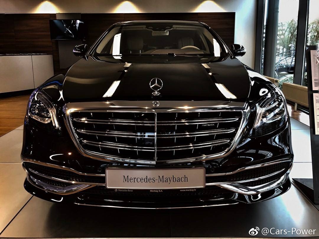 奔驰-迈巴赫S560，还是黑色比较精神。