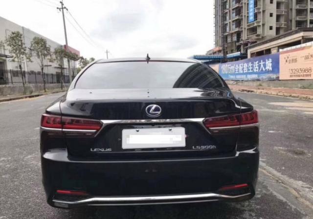 深圳一老板花108万买辆雷车LS500h，坦言家里还有一辆丰田皇冠