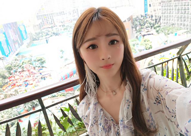 lol姿态女友卖东西被喷:安静的当个女朋友不好吗?