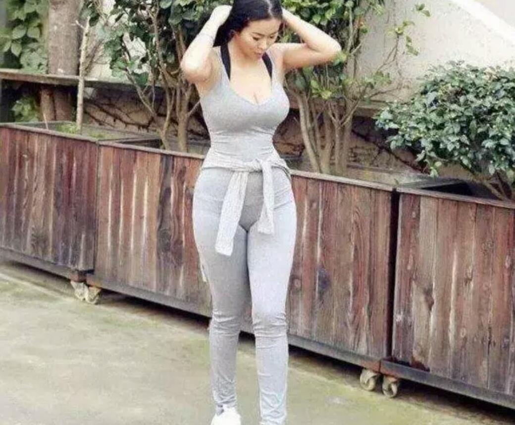 街拍:灰色系的打底裤套装,微胖美女穿上更能显出韵味!