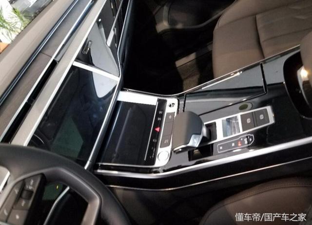 奥迪A8L到店实拍,上市一月打了个八折,一进车内终于明白原因