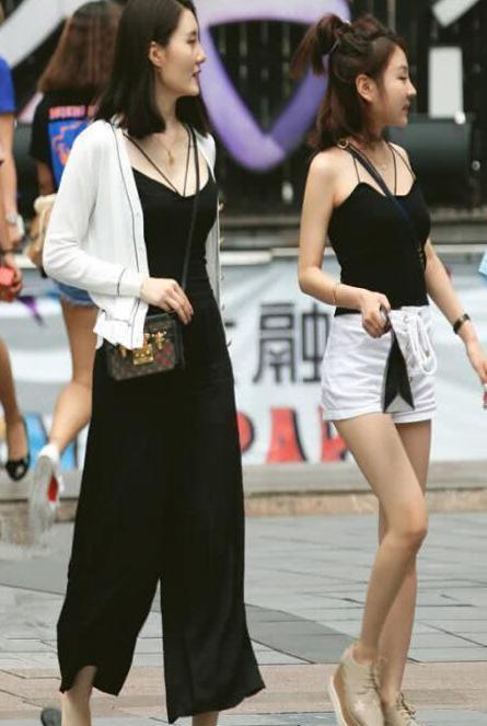 路人街拍:小姐姐穿开叉旗袍裙秀出白皙双腿,有一丝隐约的小性感