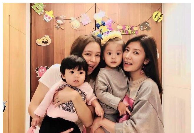 贾静雯的咘咘和欧弟家的jojo小时候像, 如今却路