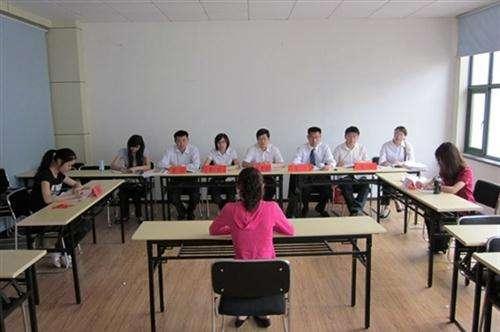 准备公务员面试考试,是报培训机构还是自己练