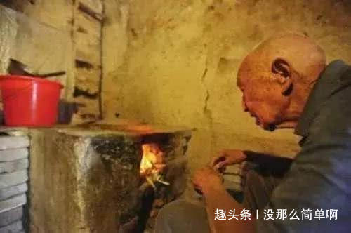 95岁抗战老兵终生积蓄被偷治病没钱,政府帮忙