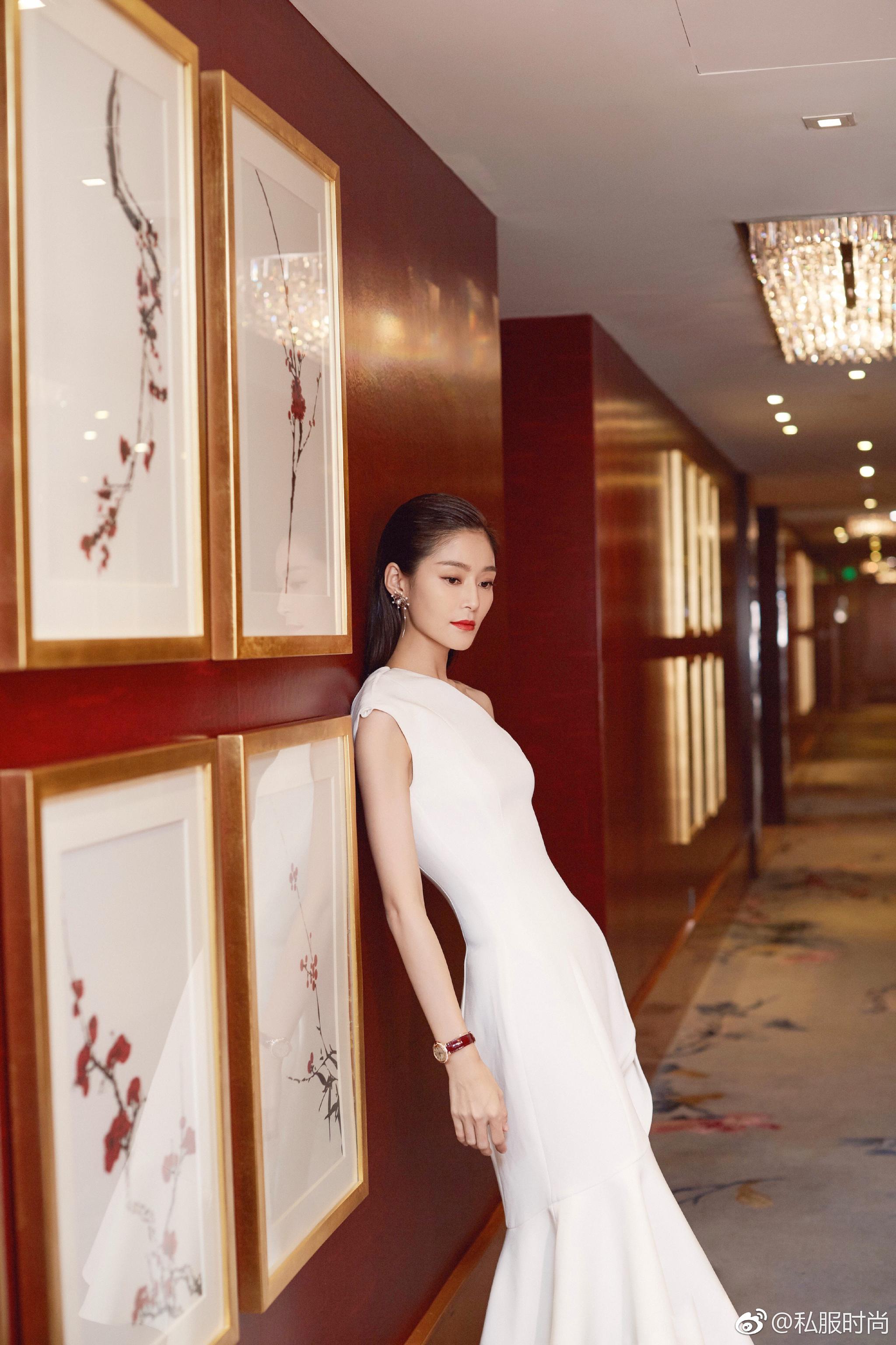 王媛可出席某活动,身着白色斜肩礼服,纯妃现代时装