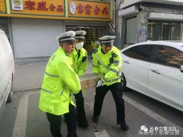 商家违规占车位,长春现在开始严整!发现就向警