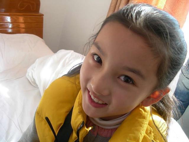 又一童星成年,都说她比关晓彤漂亮,笑起来像巅