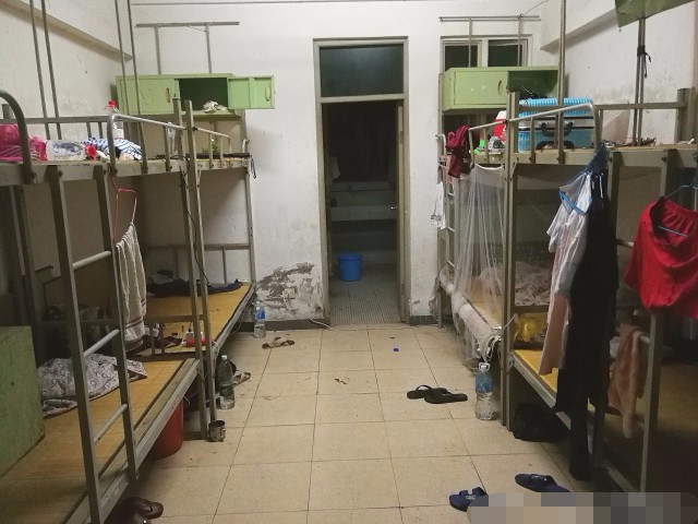 这是小何在东莞工厂的宿舍,半年前他搬到这里居住,那时候的宿舍是住的