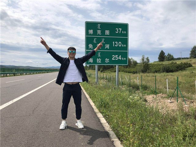 邱建良最新动态:草原上骑马坐滑翔机放松心情