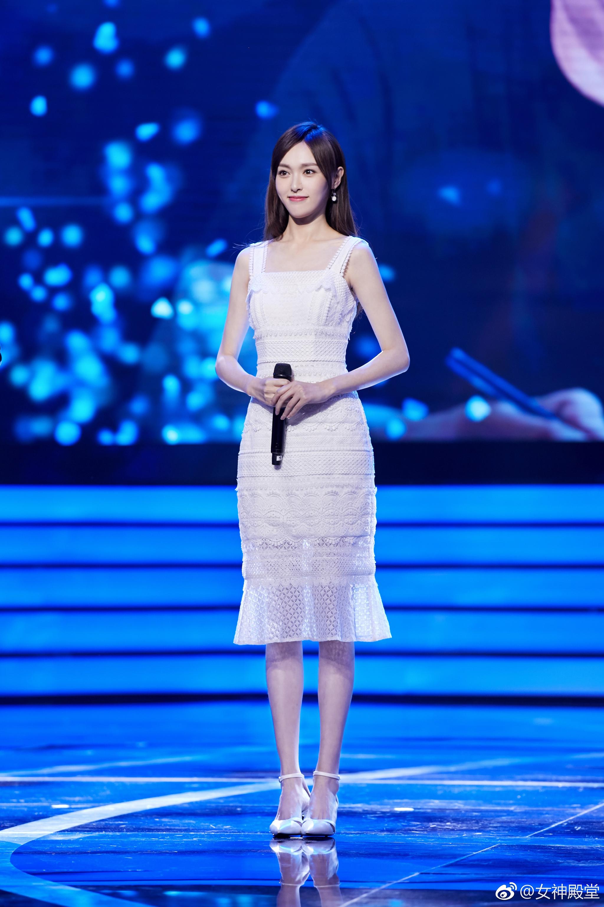 唐嫣出席某活动，身着白色吊带长裙，优雅时尚，颜值绝美。