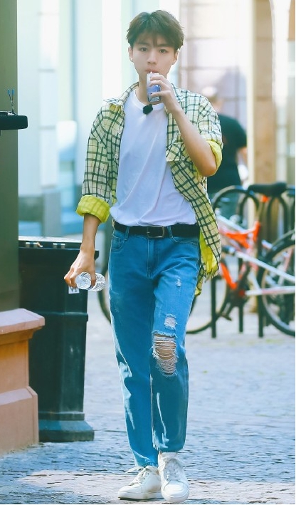 王俊凯在《中餐厅2》里被叫叔叔,可看他的穿搭明明是个大男孩