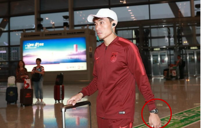 炫富!国足兵发泰国,恒大队长郑智佩戴奢华手表