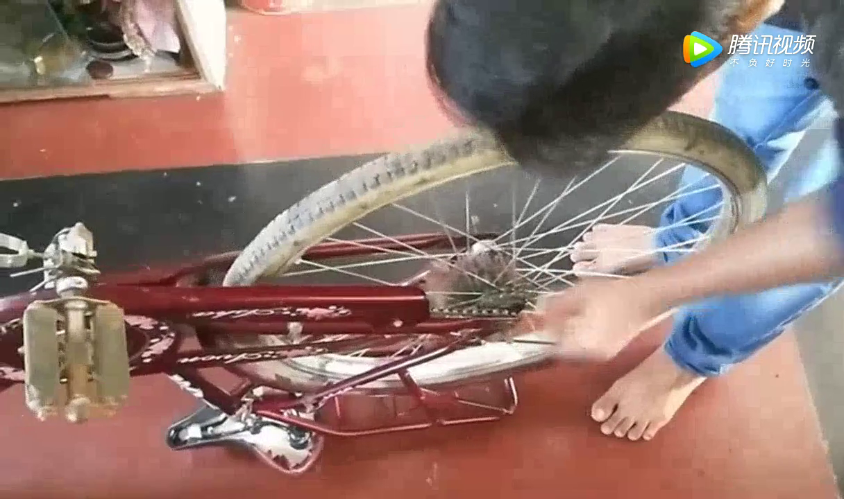 小伙把自行车改装成电动车，骑着就上路行使，交警细看愣住了