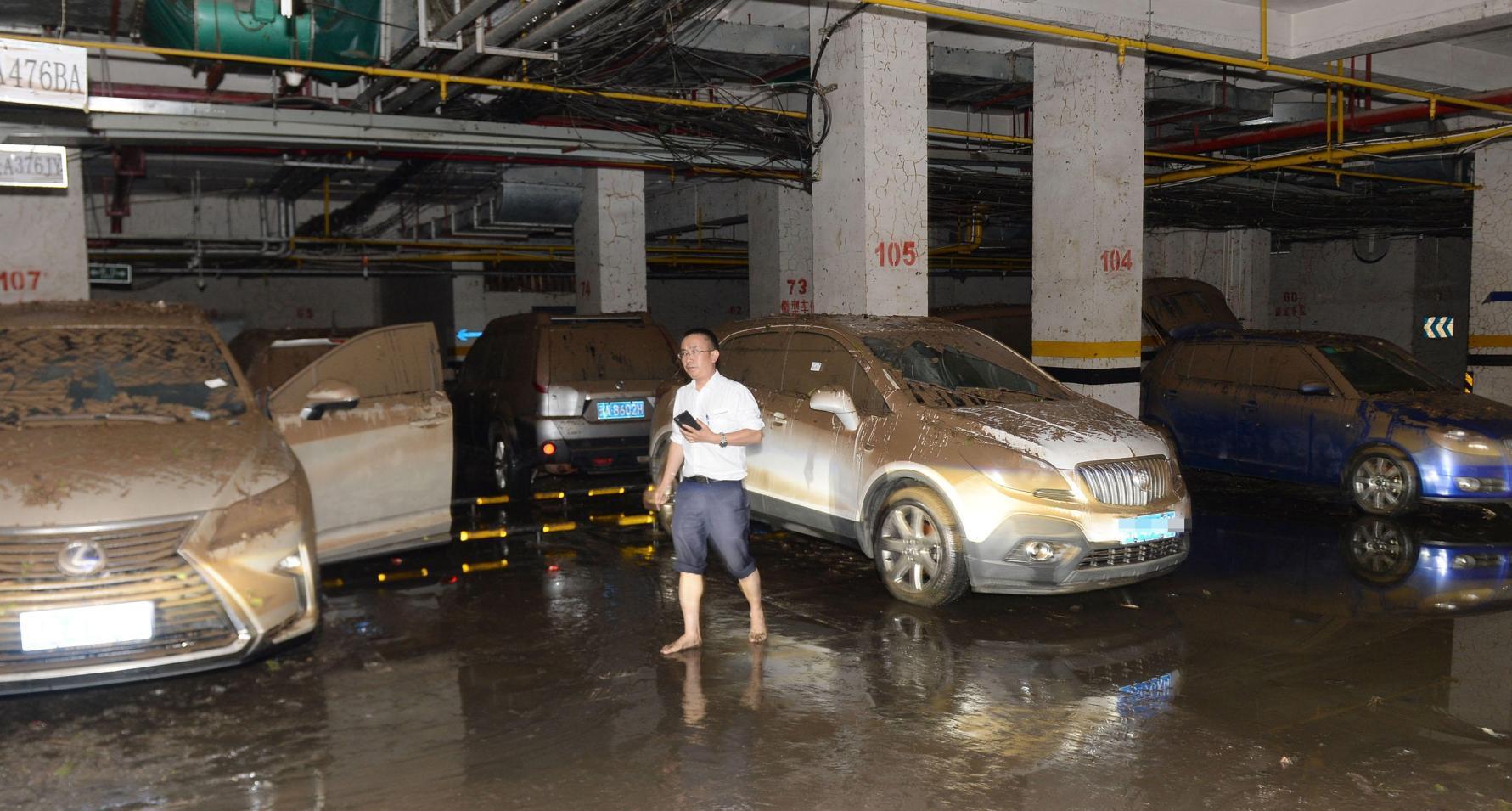 80辆车被淹三天, 保险公司全赔却不销毁: 修好还能再卖掉