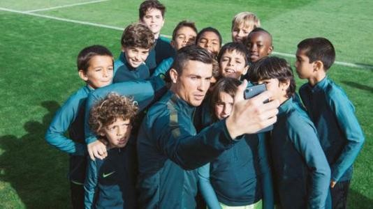 C罗的这一举动把小球迷感动哭了,球迷评论:活