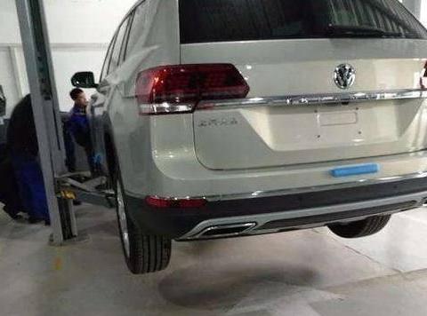 车主买车准备付款时, 打开车头盖板看到里面的东西, 立马走人了