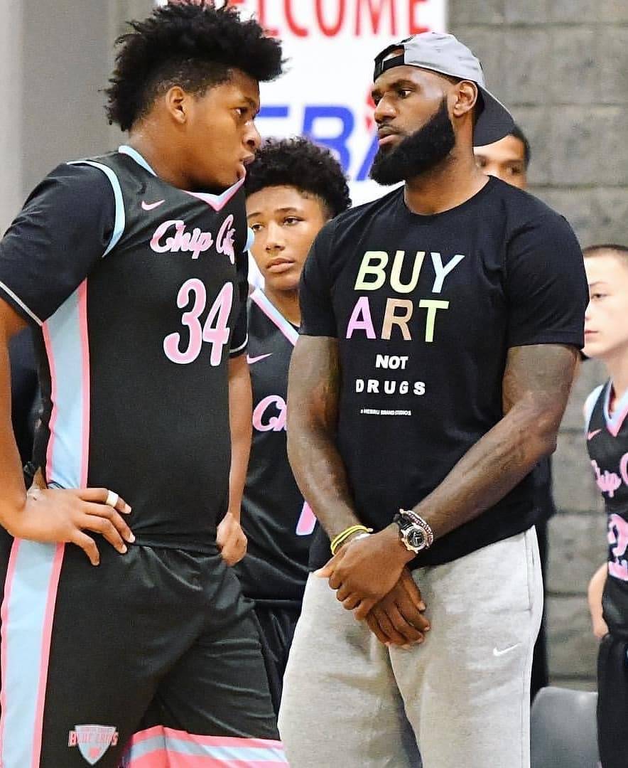 詹姆斯观看大儿子布朗尼比赛~