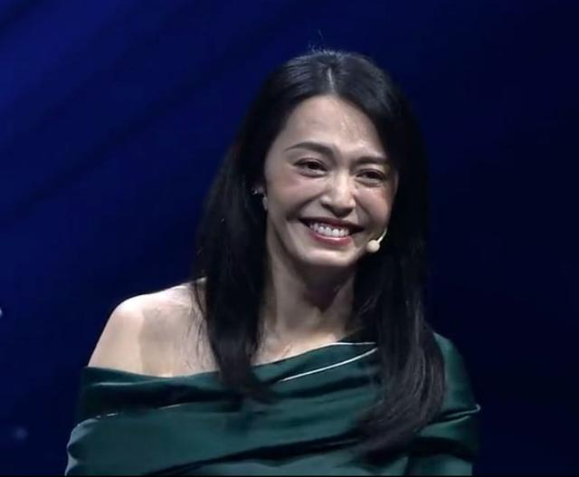 姚晨穿墨绿连衣裙现身星空演讲,谈作为一个中