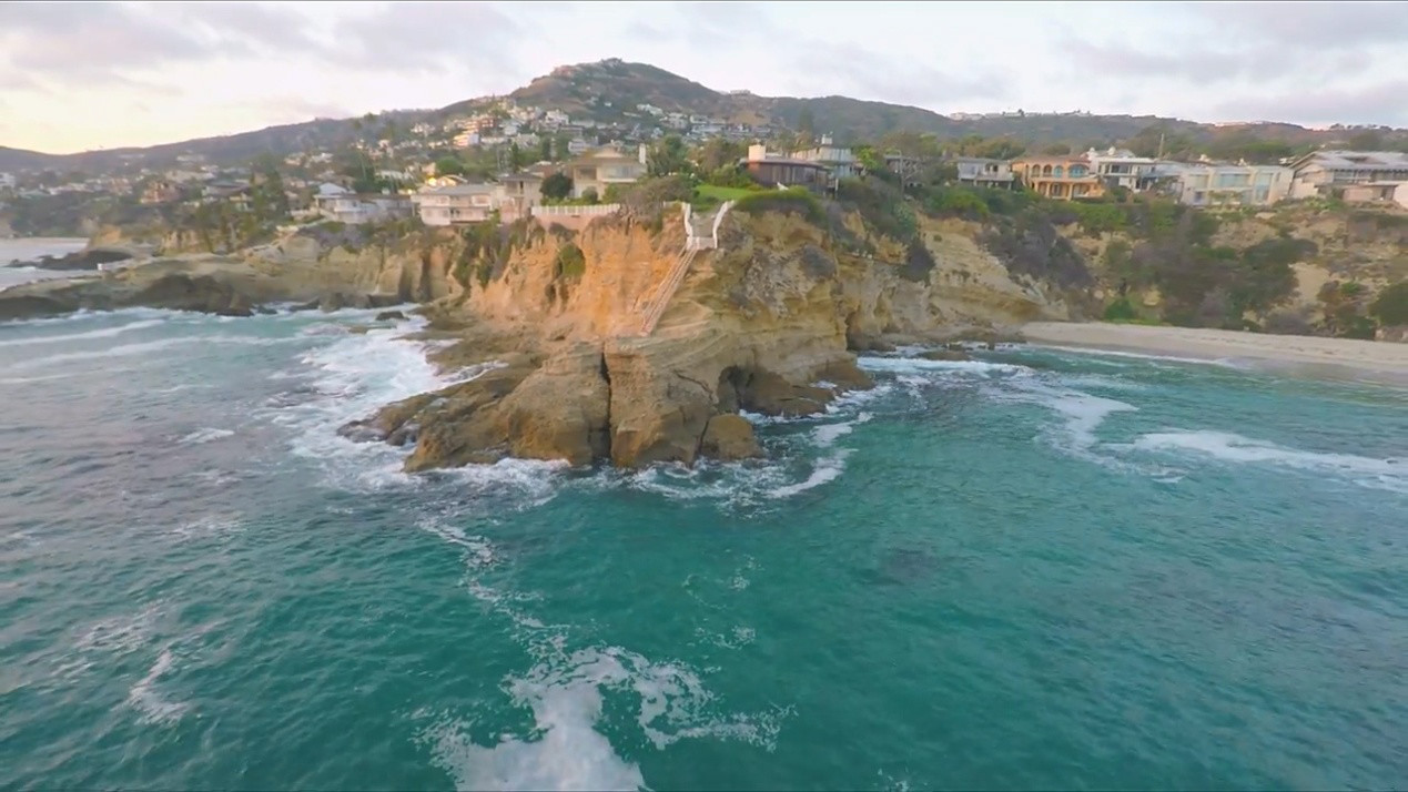 世界上最著名的一丝不挂海滩,众多美女前往!