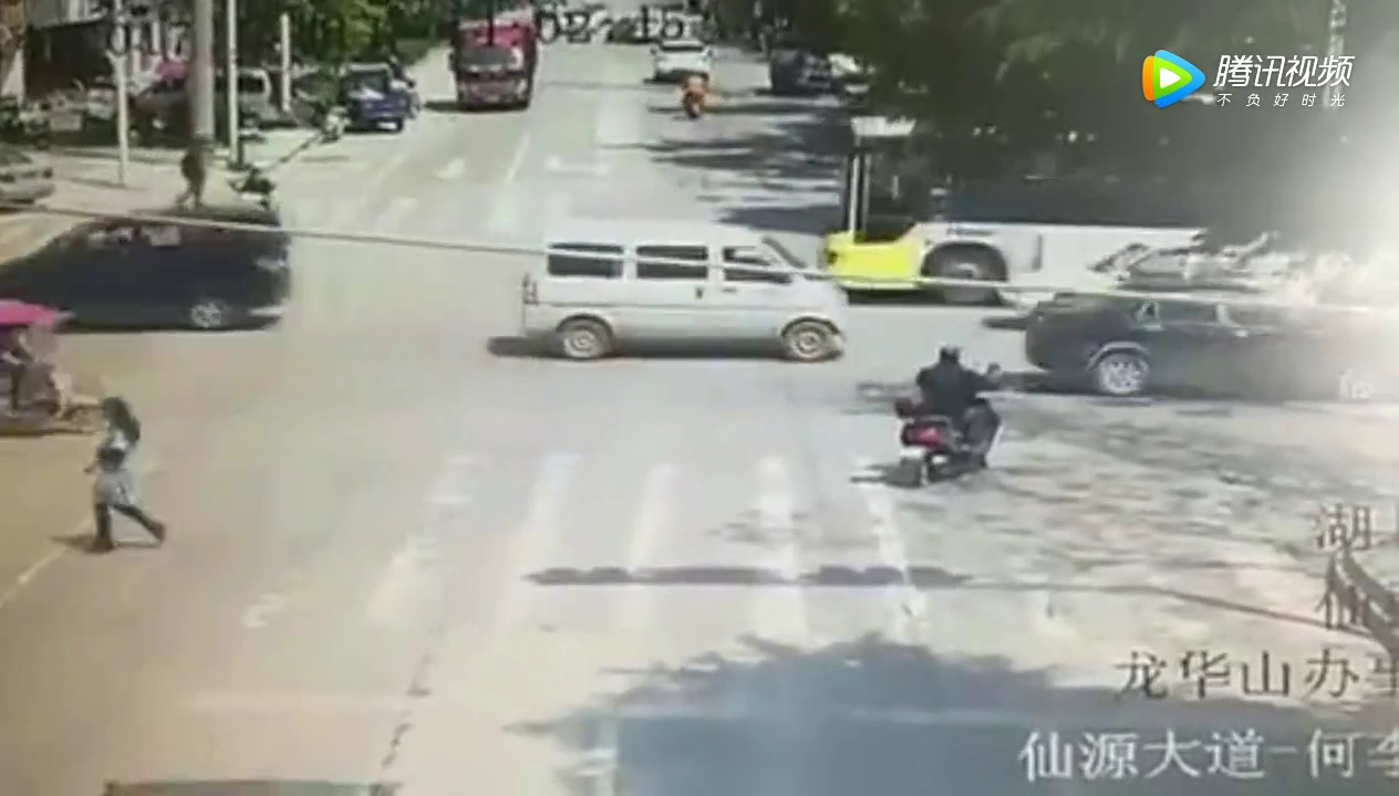 作死女司机怎么能开车，将等待的电动车司机撞上，碾压车轮下