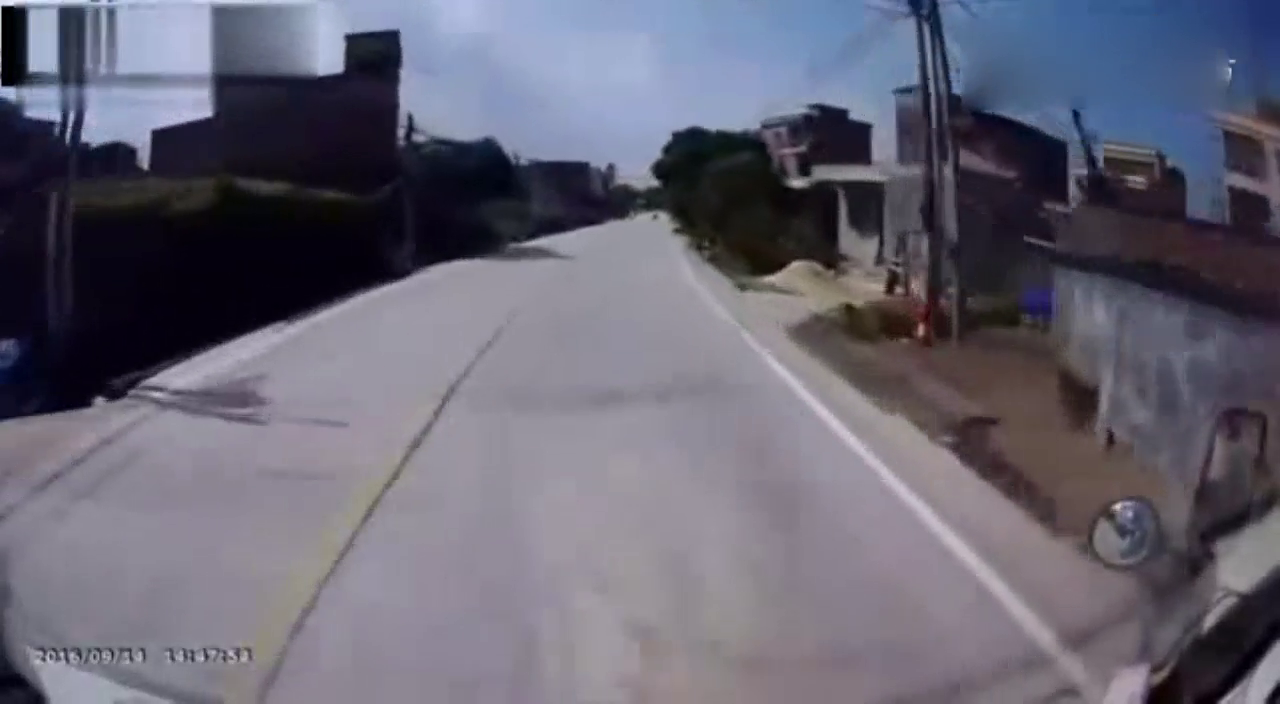 电动车不看路突然逆行，撞上大车后倒地抽搐