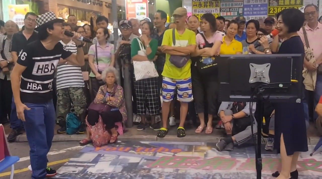 香港街头歌手小龙女图片