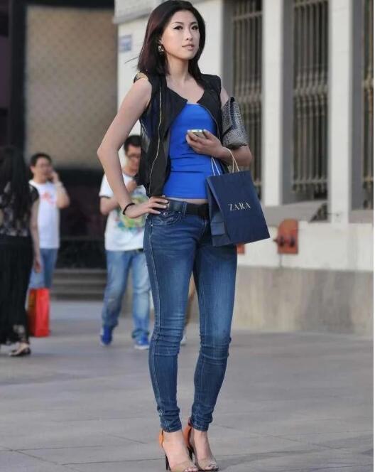 美女街拍紧身牛仔裤配高跟鞋感觉就是不一样显高又显身材