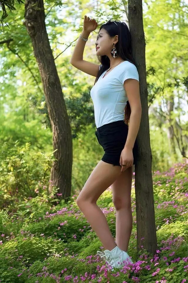 性感女神小树林各种摆拍!