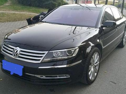 身价过亿的老板还开大众？新来的员工不解，有幸打开车门后明白了