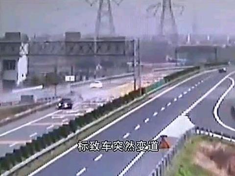 高速上标致车变道撞上千万豪车, 网友: 以后有钱一定买个好车