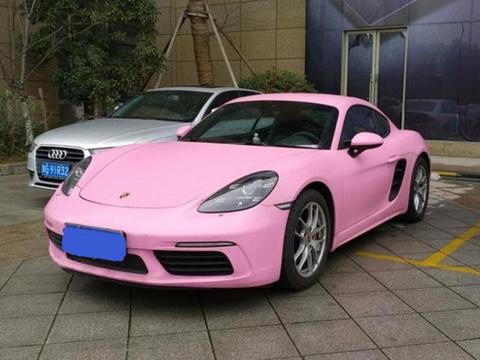 小伙花70万买辆保时捷718，为哄女友开心贴上了无奈的粉色车膜