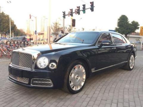 新店开业老板为吸引人气“尽心尽力”，重金租辆宾利慕尚赚足眼球