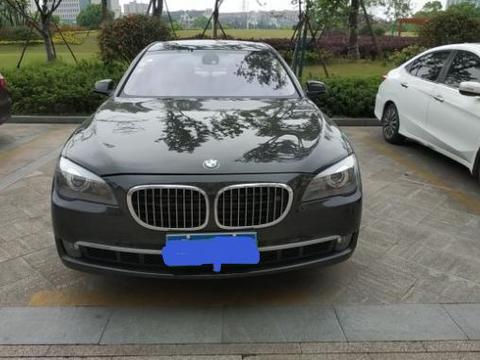 老板开宝马760出门办事，看到停车场画面时车主忍不住笑了