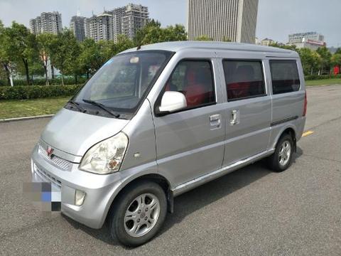 花2万元买一辆老板的五菱宏光：小伙开回家之后女朋友说他很务实