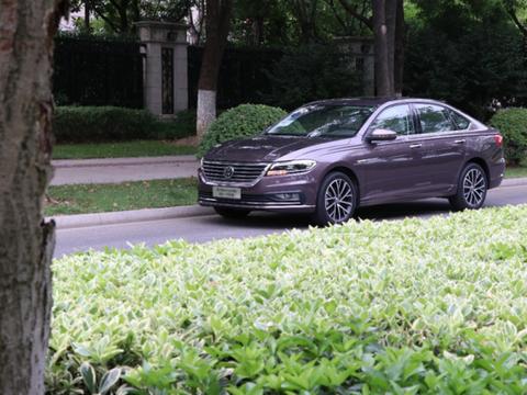 试驾全新朗逸plus，对标轩逸、卡罗拉，轿车销量TOP又一种子选手